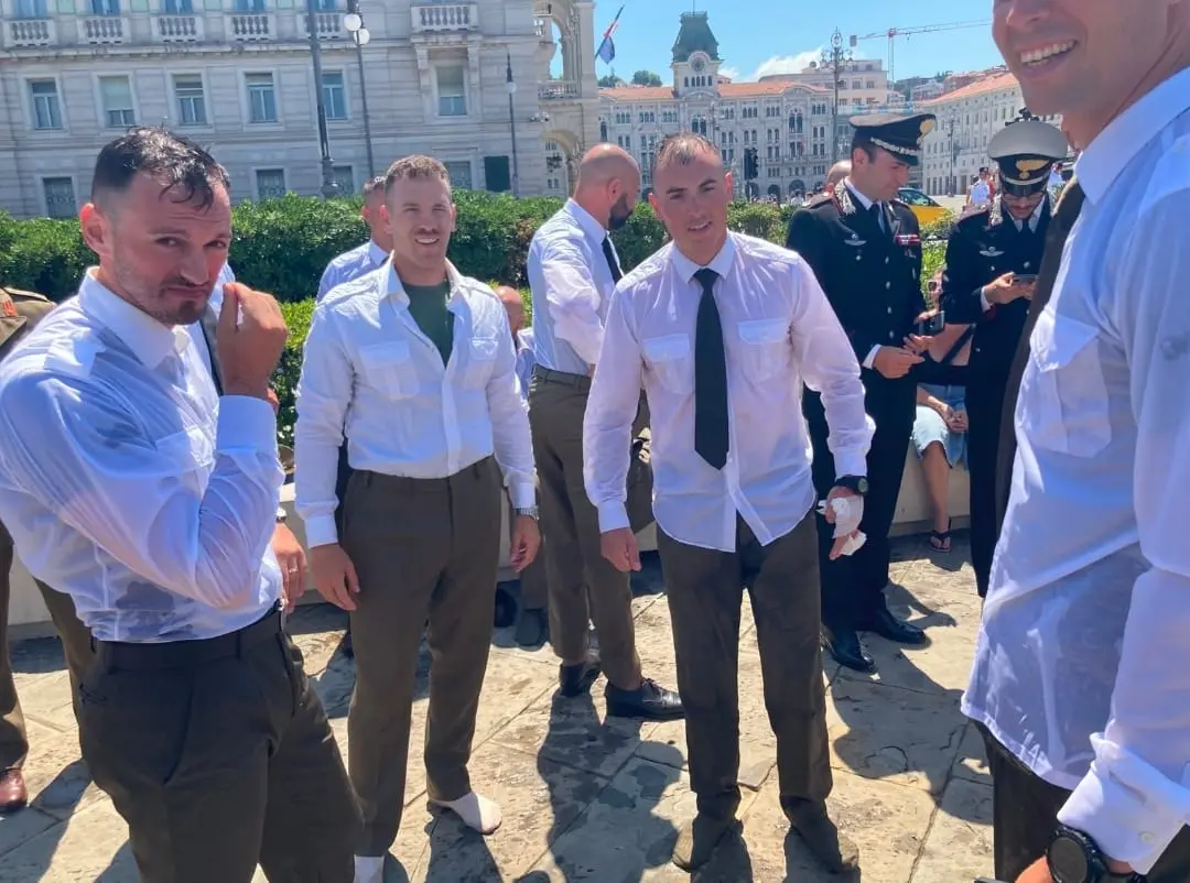 I militari dell'Accademia che si sono lanciati in acqua per soccorrere l'uomo
