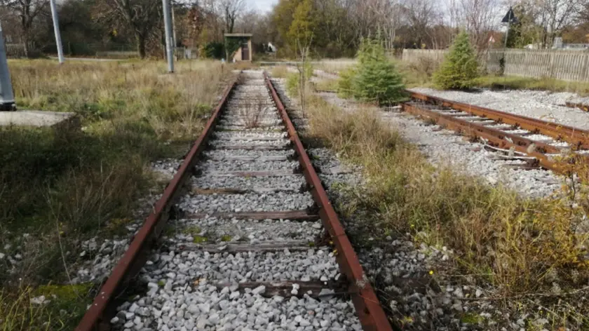Chi compra la storica area di Villa Opicina dovrà firmare una clausola sulla consapevolezza del rumore dei treni in transito