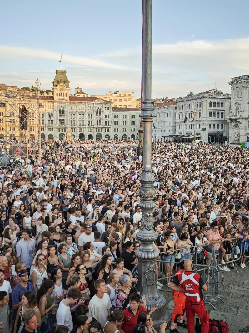 Un evento in piazza Unità a Trieste con il palco lato mare (Lasorte)