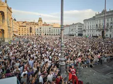 Un evento in piazza Unità a Trieste con il palco lato mare (Lasorte)