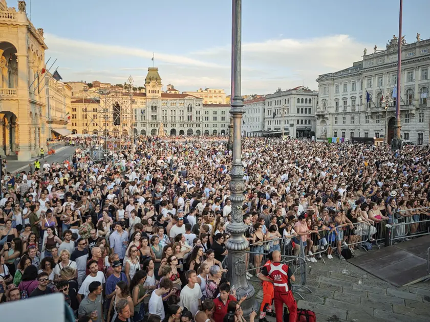 Un evento in piazza Unità a Trieste con il palco lato mare (Lasorte)