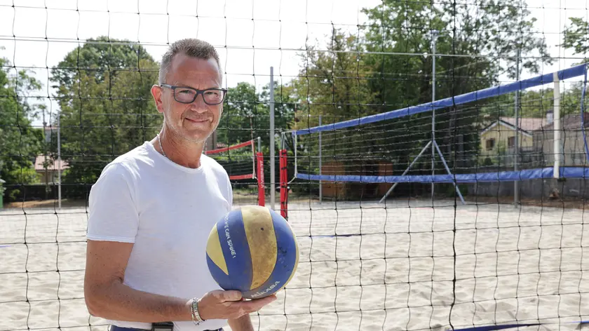 Pavel Vidoni testa i campi di beach volley (Lasorte)