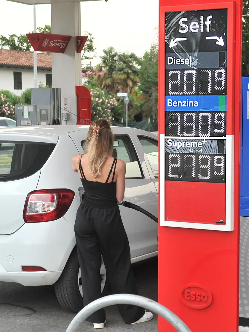 I prezzi applicati ieri in alcuni distributori con il diesel che ha superato la soglie dei 2 euro (Foto Petrussi)