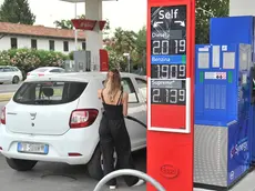 I prezzi applicati ieri in alcuni distributori con il diesel che ha superato la soglie dei 2 euro (Foto Petrussi)