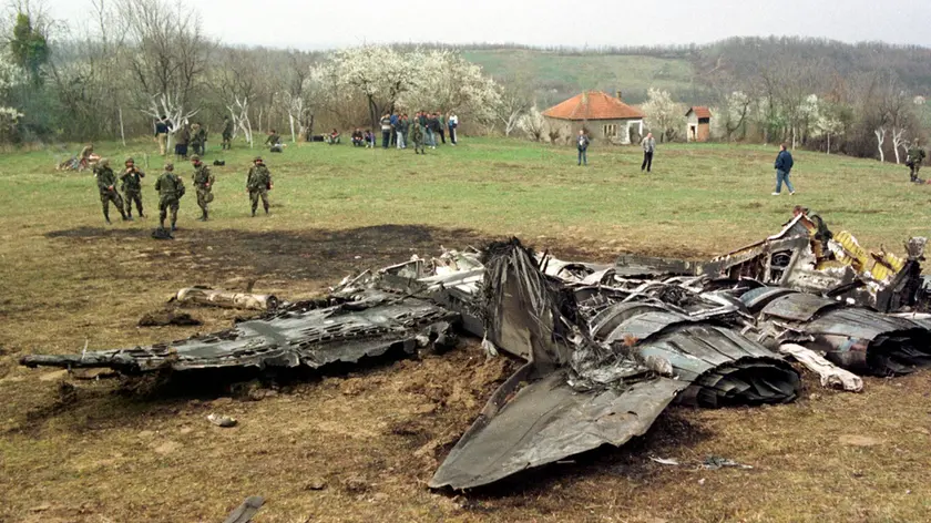 I rottami di due aerei colpiti dai bombardamenti del Kosovo nel 1999