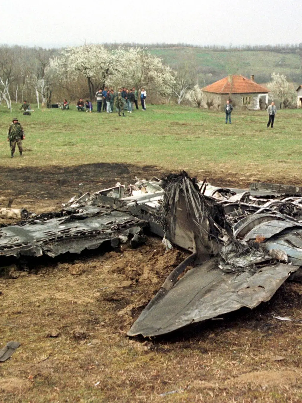I rottami di due aerei colpiti dai bombardamenti del Kosovo nel 1999
