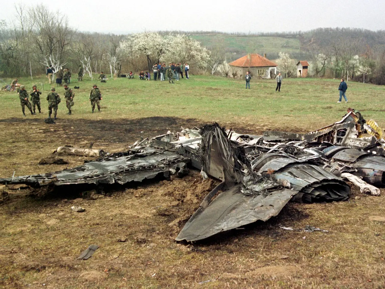 I rottami di due aerei colpiti dai bombardamenti del Kosovo nel 1999