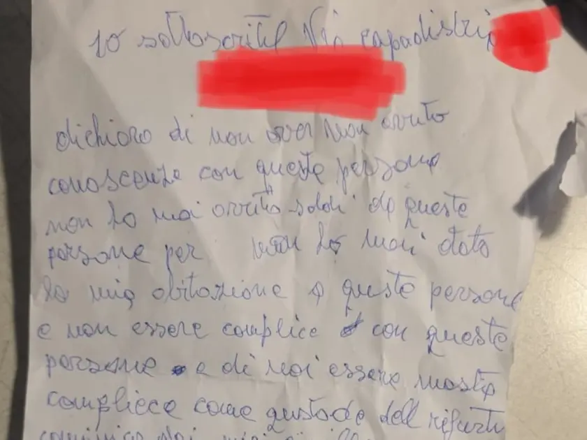 Un estratto del foglio che l'anziana ha compilato sotto indicazione del criminale