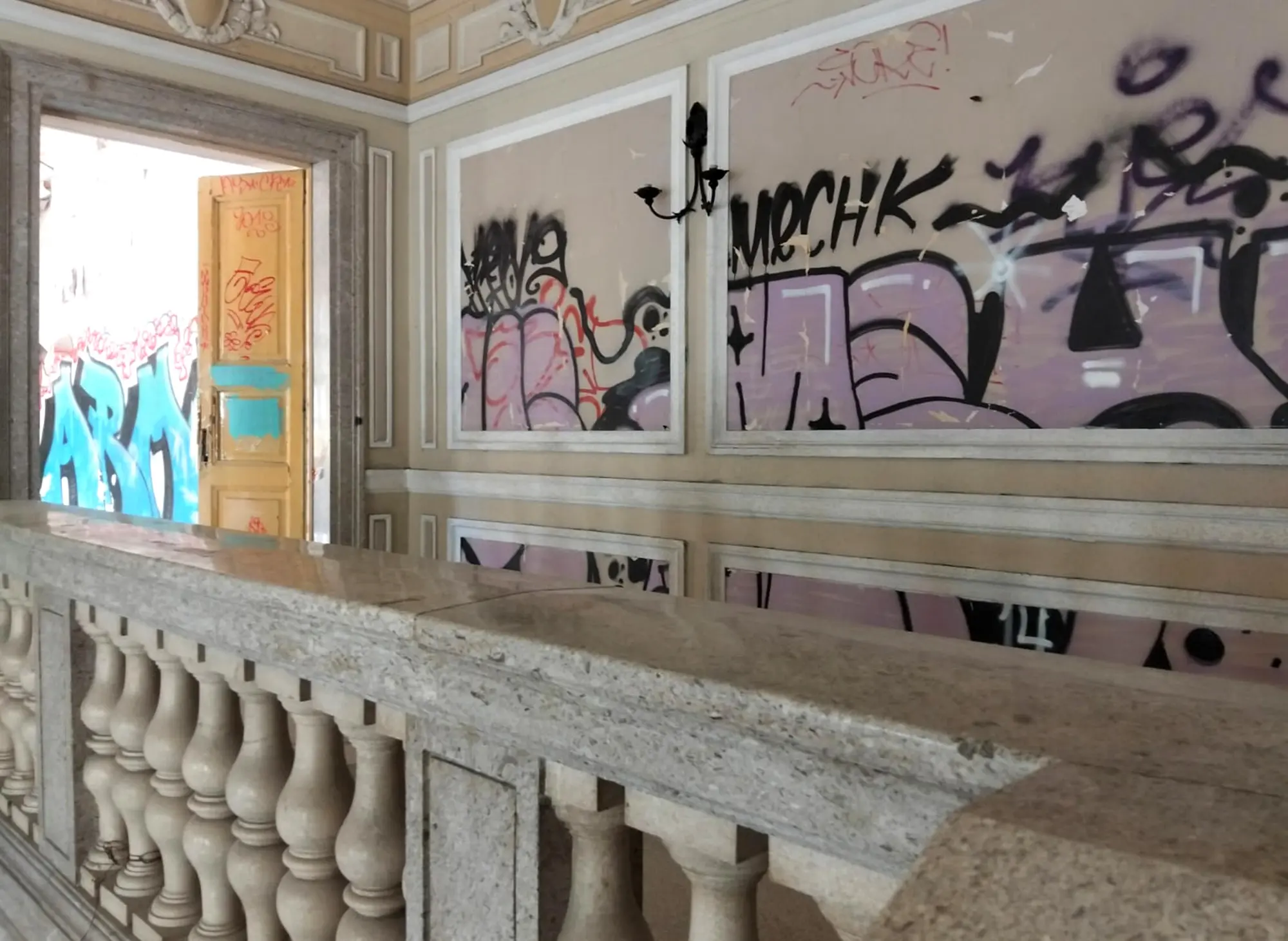 Visita all’ex caserma di via Rossetti tra degrado e futuro