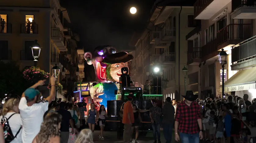 Un carro di un'edizione passata del carnevale estivo (foto di Katia Bonaventura)