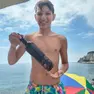 A sinistra i messaggi trovati nella bottiglia, a destra Massimiliano Mazzoli, 10 anni
