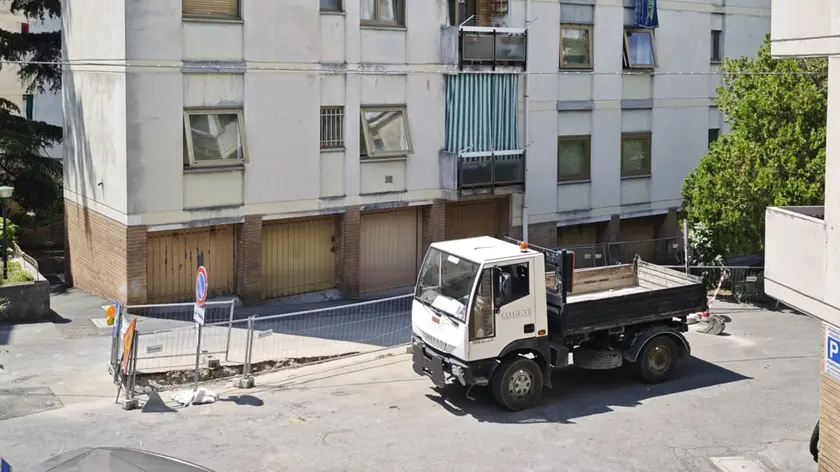 Il cantiere dove è avvenuta l’aggressione, in via Ucekar (foto Andrea Lasorte)