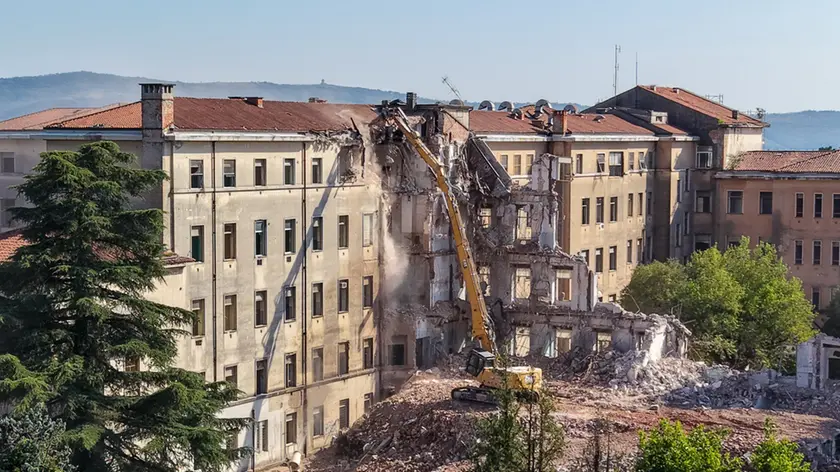 La demolizione dell'ex ospedale civile di Gorizia (foto Daniele Tibaldi)