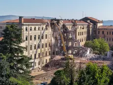 La demolizione dell'ex ospedale civile di Gorizia (foto Daniele Tibaldi)