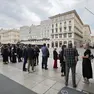 La fila di persone in attesa dell'apertura della camera ardente. Foto Lasorte