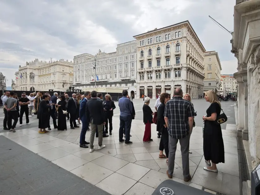 La fila di persone in attesa dell'apertura della camera ardente. Foto Lasorte