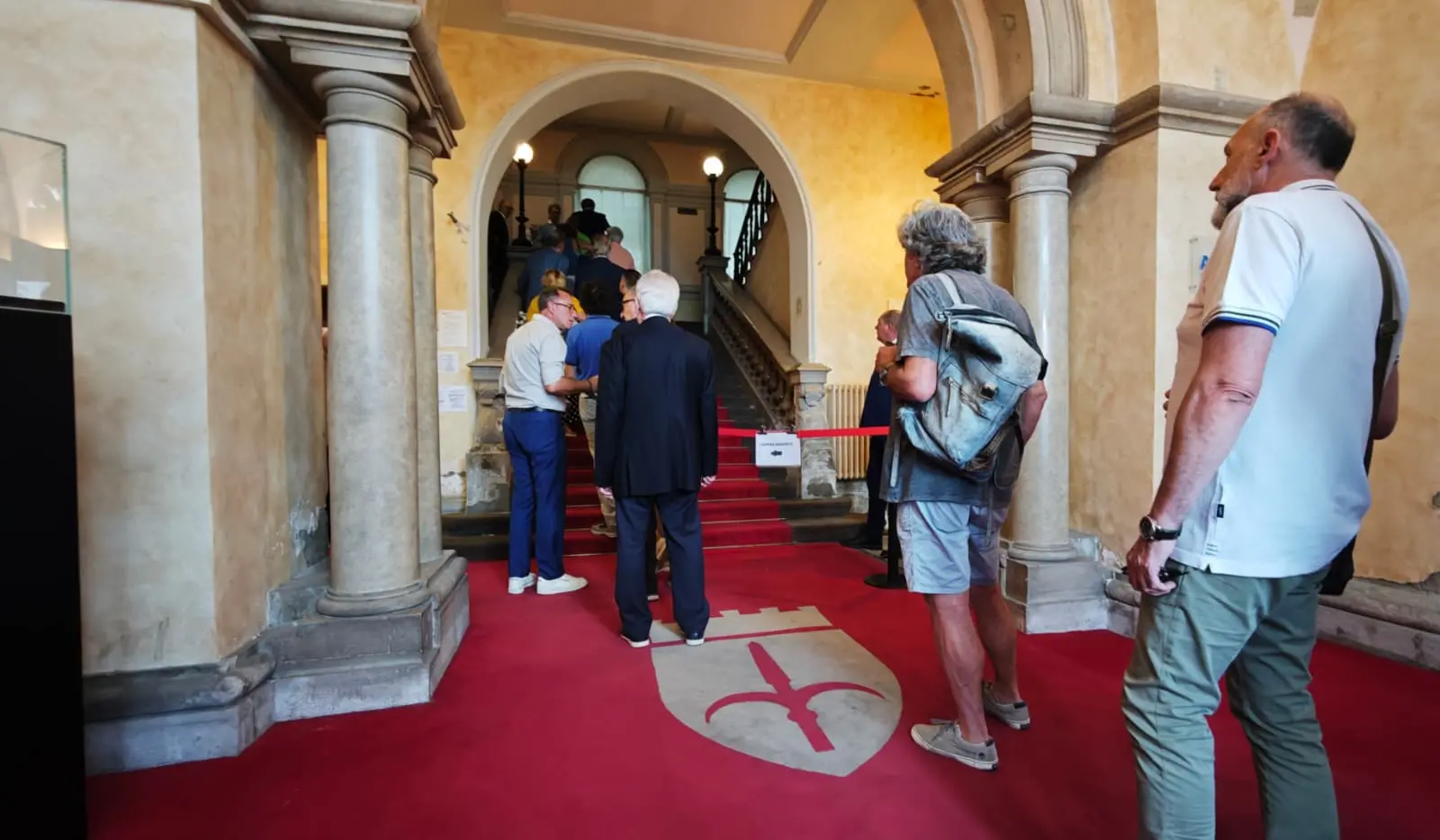 I cittadini si recano nella sala del Consiglio comunale per l'ultimo saluto a Rossi. Foto Lasorte
