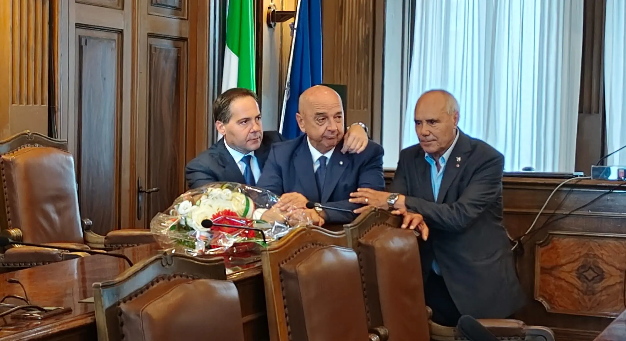 Il sindaco Dipiazza nell'abbraccio con gli assessori Alberto Polacco e Salvatore Porro. Foto Bruni