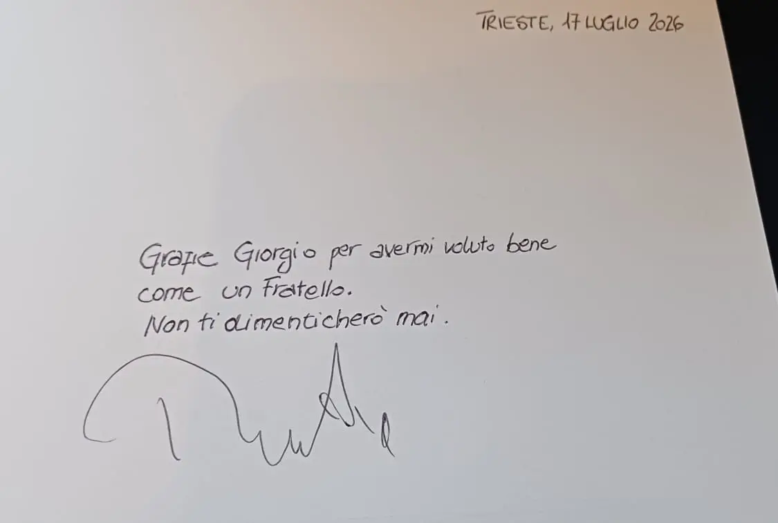 La dedica lasciata dal sindaco Dipiazza: «Grazie Giorgio per avermi voluto bene come un fratello. Non ti dimenticherò mai». Foto Tonero
