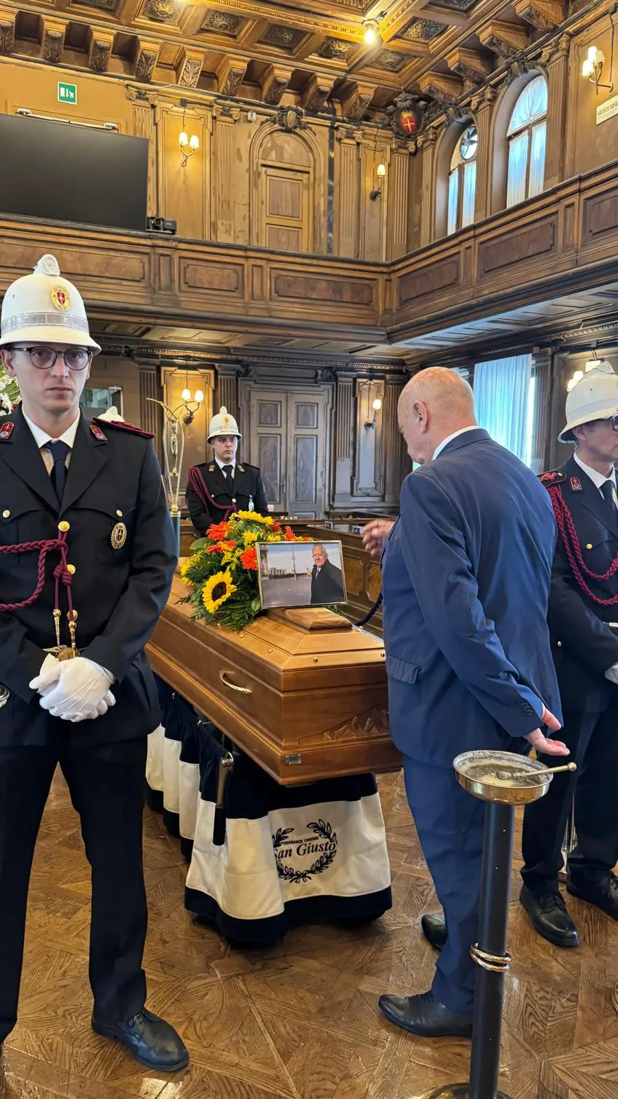 Dalle 9 alle 11.15 in Municipio è aperta la camera ardente dell'assessore Giorgio Rossi. Accanto al feretro c'e il figlio Alessandro. Il primo a lasciare un pensiero sul libro firme posto accanto al feretro è stato il sindaco Dipiazza. Ecco le immagini più belle. Foto Lasorte/Bruni