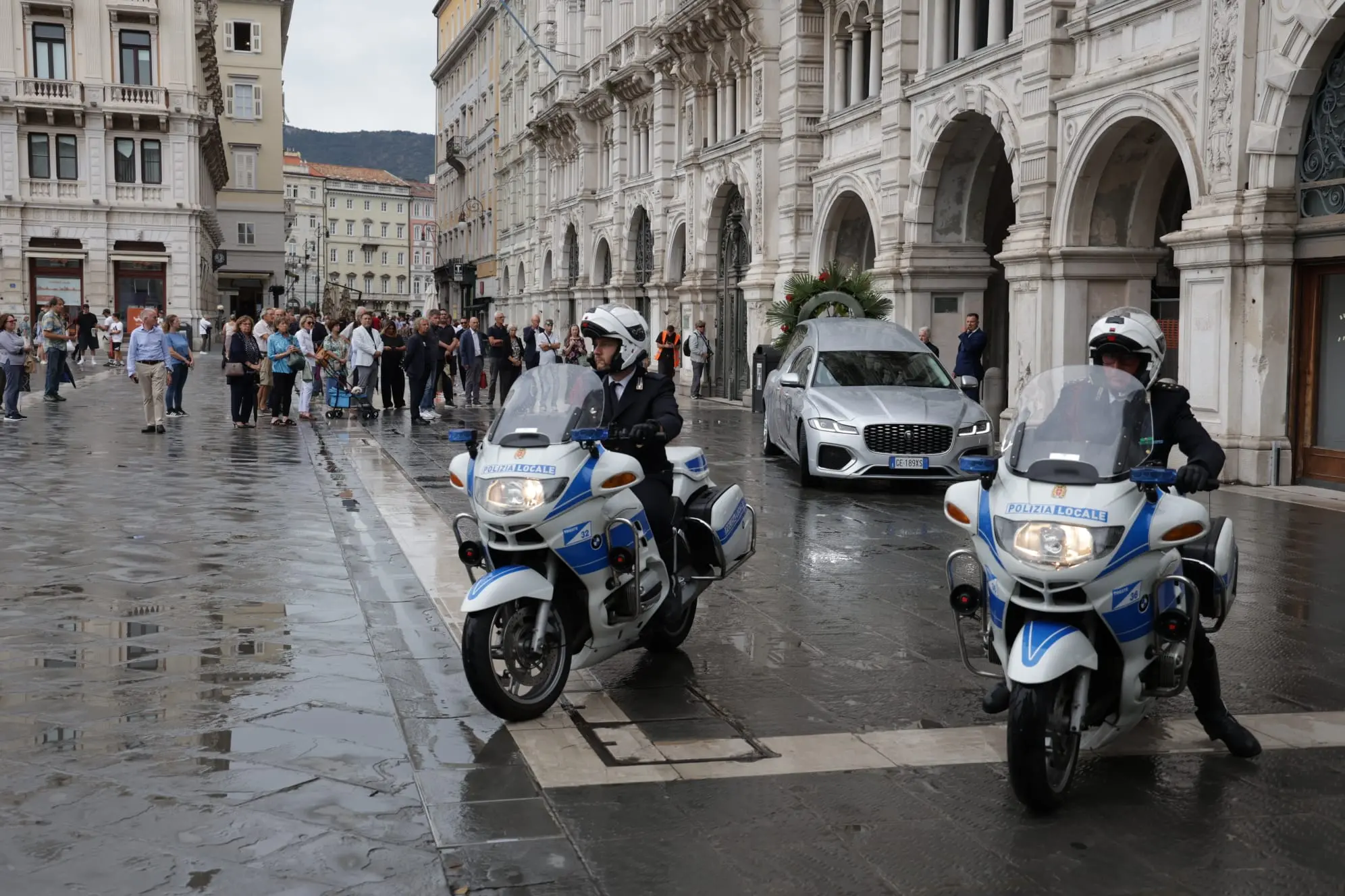 Il feretro, scortato dalle moto della Polizia locale, si dirige verso il colle di San Giusto per i funerali. Foto Lasorte