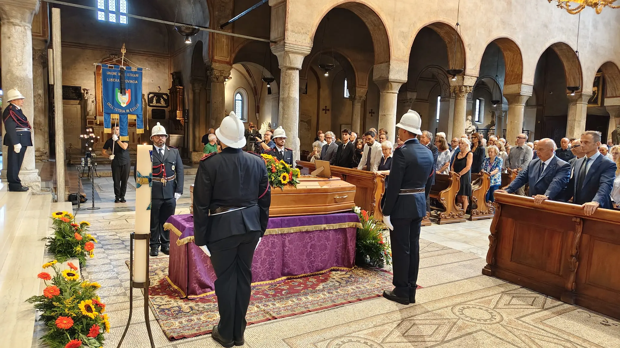Dalle 9 alle 11.15 in Municipio è aperta la camera ardente dell'assessore Giorgio Rossi. Accanto al feretro c'e il figlio Alessandro. Il primo a lasciare un pensiero sul libro firme posto accanto al feretro è stato il sindaco Dipiazza. Ecco le immagini più belle. Foto Lasorte/Bruni