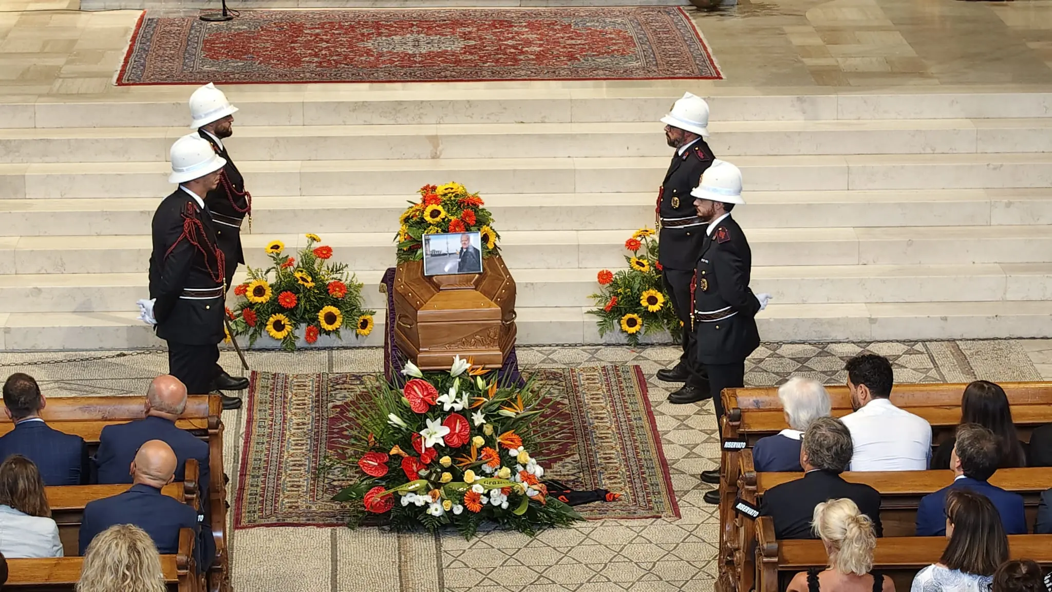Dalle 9 alle 11.15 in Municipio è aperta la camera ardente dell'assessore Giorgio Rossi. Accanto al feretro c'e il figlio Alessandro. Il primo a lasciare un pensiero sul libro firme posto accanto al feretro è stato il sindaco Dipiazza. Ecco le immagini più belle. Foto Lasorte/Bruni