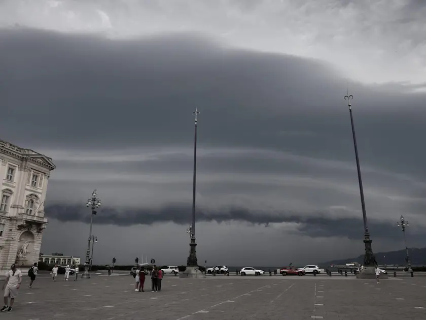 Nuvole su Trieste nella mattinata di venerdì. Foto Lasorte