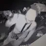 Il ladro in azione in un bar di Gradisca ripreso dalle telecamere
