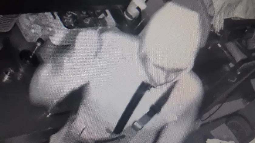 Il ladro in azione in un bar di Gradisca ripreso dalle telecamere