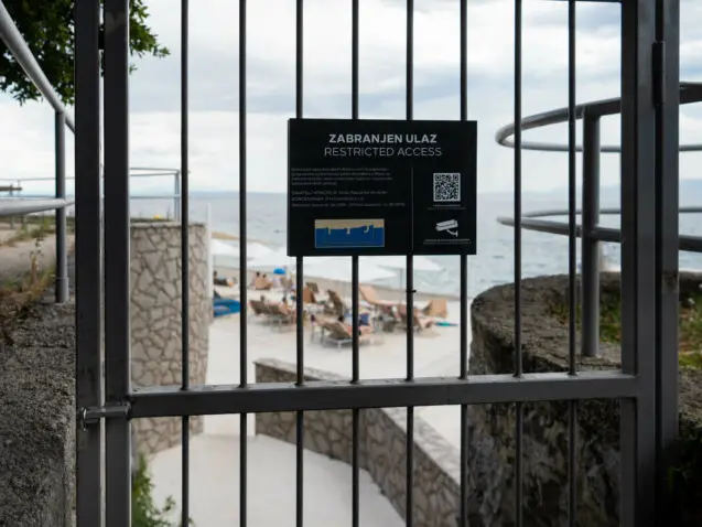 Il contestato cancello dell’Hilton Costabella (foto Novi list)
