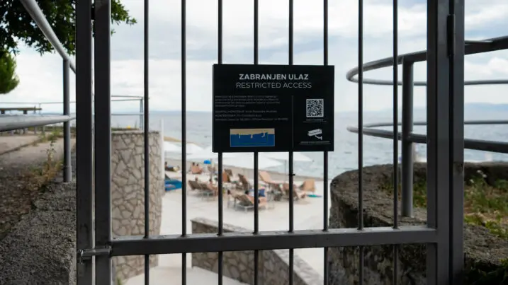 Il contestato cancello dell’Hilton Costabella (foto Novi list)