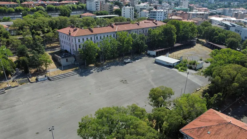 La spianata dell’ex caserma di via Rossetti (foto Andrea Lasorte)