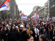 La protesta degli studenti a Belgrado il 15 marzo dello scorso anno (foto Epa)