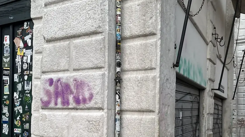 Una delle scritte lasciate dai turisti