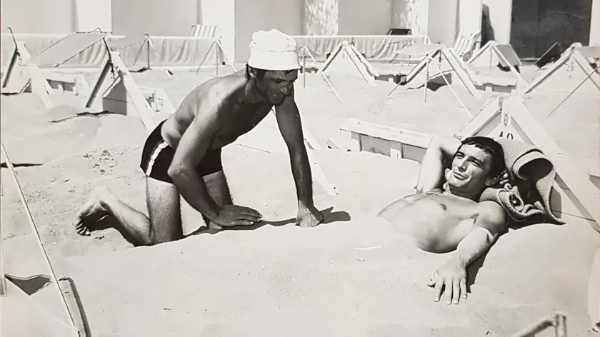Gigi Riva durante la sabbiatura