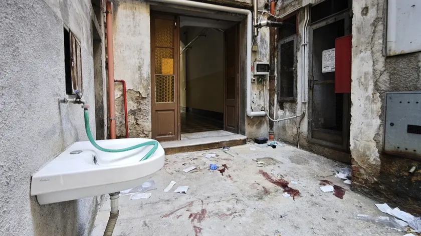 La corte interna della palazzina di via Battisti. Foto Lasorte