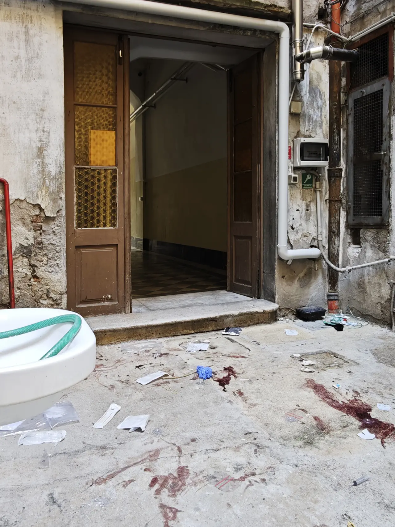La corte interna della palazzina di via Battisti. Foto Lasorte