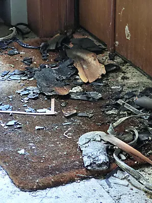 I danni provocati dall'incendio nella palazzina. Foto Lasorte