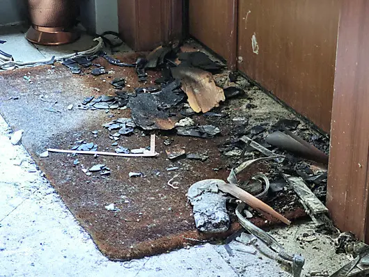 I danni provocati dall'incendio nella palazzina. Foto Lasorte