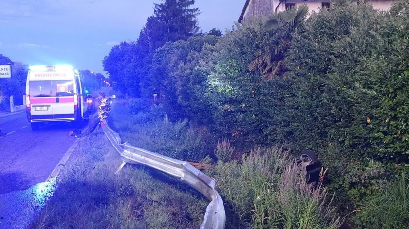 L'auto ha sfondato il guardrail ed è finita cappottata nel fossato