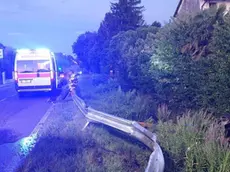 L'auto ha sfondato il guardrail ed è finita cappottata nel fossato