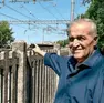Futuro percorso ciclo pedonale dalla stazione ferroviaria di Monfalcone al Parco del Carso: a sinistra il punto di partenza e a destra quello di arrivo, indicato dall'assessore Garritani. Foto Bonaventura