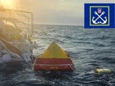 La zattera su cui i tre velisti hanno dovuto trovare ricovero (foto della Capitaneria di Pola)