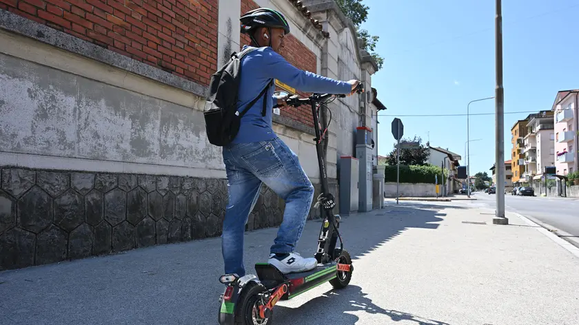 Monopattini a Udine: i conducenti indossano il casco (foto Petrussi)