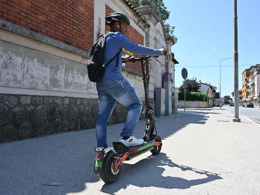 Monopattini a Udine: i conducenti indossano il casco (foto Petrussi)