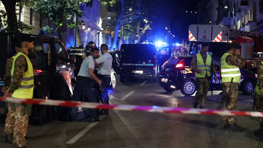 Via Coroneo sbarrata dalle forze dell’ordine, l’esercito e gli operatori la sera della rivolta in carcere a Trieste (foto Lasorte)