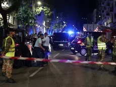 Via Coroneo sbarrata dalle forze dell’ordine, l’esercito e gli operatori la sera della rivolta in carcere a Trieste (foto Lasorte)