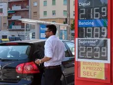 I prezzi a un distributore di Trieste (foto Massimo Silvano)