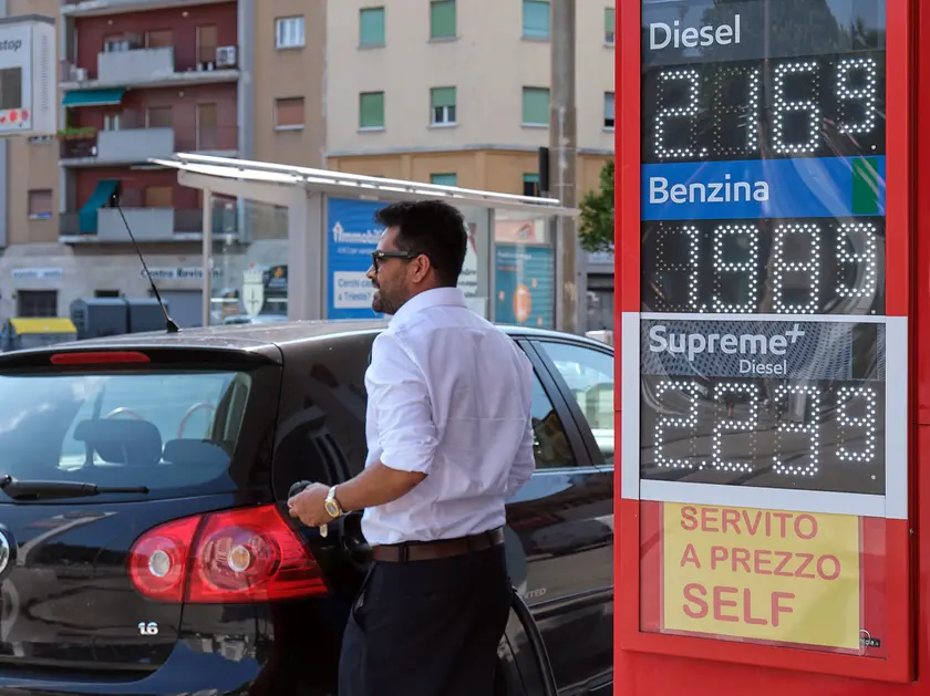 I prezzi a un distributore di Trieste (foto Massimo Silvano)